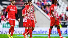 Freiburgs Noah Weißhaupt,Manuel Gulde und Jordy Makengo reagieren nach dem Spiel unzufrieden.