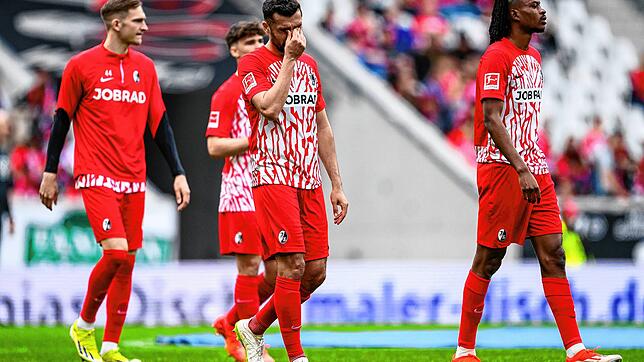 Freiburgs Noah Weißhaupt,Manuel Gulde und Jordy Makengo reagieren nach dem Spiel unzufrieden.
