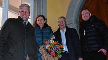 Bürgermeisterstellvertreter Sebastian Schmäh (links) und Hauptamtsleiter Maximilian Fetzer (rechts) gratulieren Robert Scherer zu seiner ...