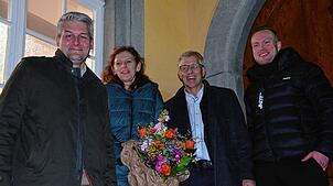 Bürgermeisterstellvertreter Sebastian Schmäh (links) und Hauptamtsleiter Maximilian Fetzer (rechts) gratulieren Robert Scherer zu seiner ...