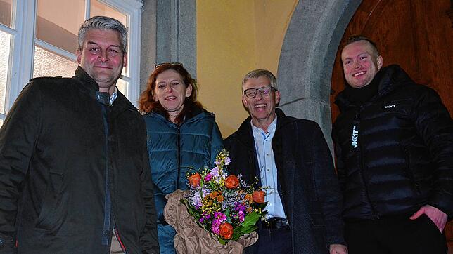 Bürgermeisterstellvertreter Sebastian Schmäh (links) und Hauptamtsleiter Maximilian Fetzer (rechts) gratulieren Robert Scherer zu seiner ...