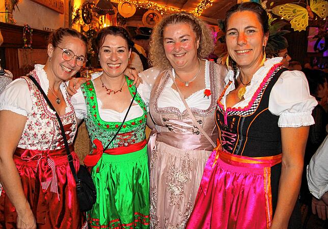 Auch Kult: der Almabtrieb im „Bregtäler. Viele Dirndl bestimmen auch 2024 das Bild (von links): Sabine Janssen, Simone Burgert, Birgit ...