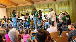 Der Musikverein Gaiß-Waldkirch bietet bei seinem Kinderkonzert in der Oberalpfener Gemeindehalle Spannendes. Links die Dirigentin, ...