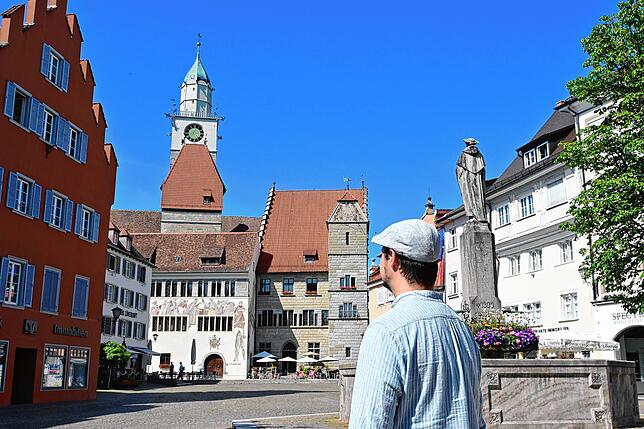 Von der Hofstatt, unweit des Landungsplatzes, hat man beste Sicht aufs alte Rathaus. Rechts der Kaiserbrunnen.