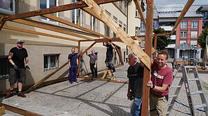 Viel Arbeit müssen die Helfer in den Aufbau der Konzertbühnen und der Lauben investieren. Foto: Michael Gottstein