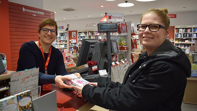 Buchhändlerin Elke Milbli sagt: "Auch und gerade beim Buchkauf kommt es auf den persönlichen Kontakt an." Hier mit Kundin Mirjana Kern.