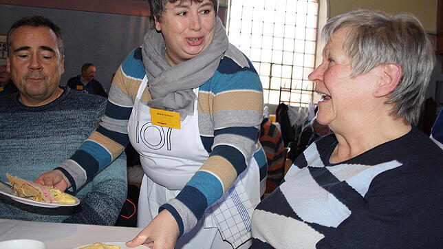 Seit 17 Jahren backt sie täglich mindestens einen Kuchen, heute wird sie bedient: Christa Fritz (rechts) und den anderen zahlreichen ...