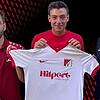 Neuer Stürmer: Benjamin Streuff wechselt vom SV Eggingen zum FC RW Weilheim. Seine neuen Trainer sind Michael Hagmann (links) und Oliver ...
