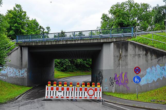 Schon an der Brücke vor dem Töbeleparkplatz werden die Fahrzeuge gestoppt.