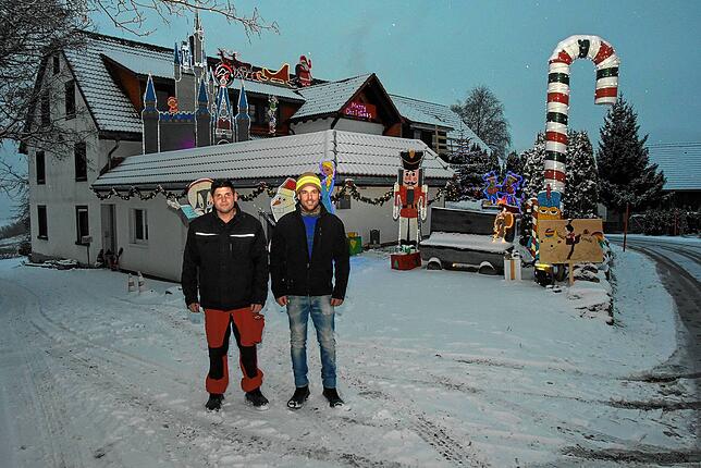 Marc Geng und Matthias Baumgartner vor ihrem Wohnhaus in Attlisberg, das in der Dunkelheit zu einem „Disney Wonderland“ wird.