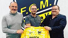 Mario Slawig (Mitte) wird in der kommenden Saison den FC Mengen trainieren.