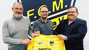 Mario Slawig (Mitte) wird in der kommenden Saison den FC Mengen trainieren.