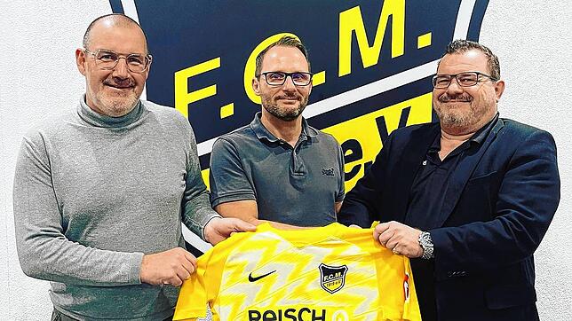Mario Slawig (Mitte) wird in der kommenden Saison den FC Mengen trainieren.