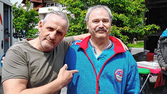 Beweisfoto vom Dreh: Komparse Stefan Ehinger (rechts) aus Iznang mit Tim Wilde, einem der Hauptdarsteller der Vorabendserie &bdquo;WaPo ...