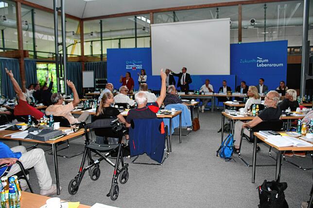 Die Kreistagsmitglieder stimmen über die neue Einteilung ab. Die 20 Gemeinden werden neu auf Wahlkreise verteilt.