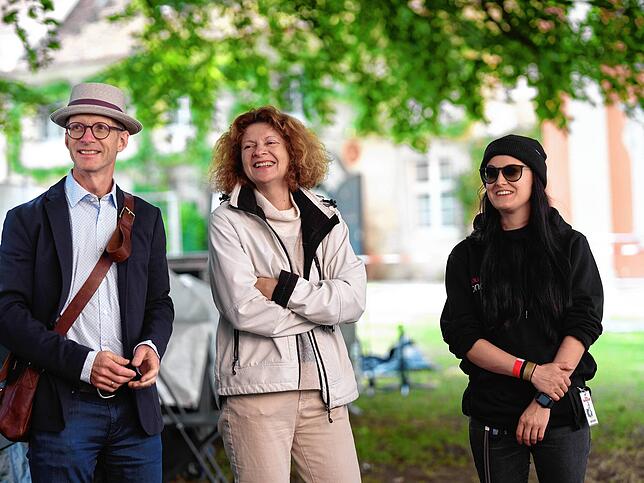 Stefan Hilser, Birgit Rückert und Yasmin Voit begleiten die Führung.
