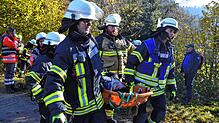 Der Verletzte wird zum Rettungsdienst transportiert. Bild: Christiane Sahli