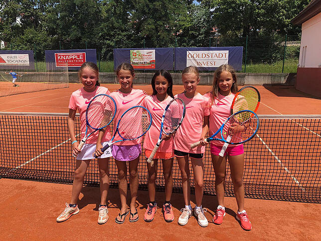 Die U12-Mädchen-Mannschaft des Tennisclubs TC Überlingen 1902 erreichte den ersten Platz bei der Bezirksmeisterschaft ohne ein ...