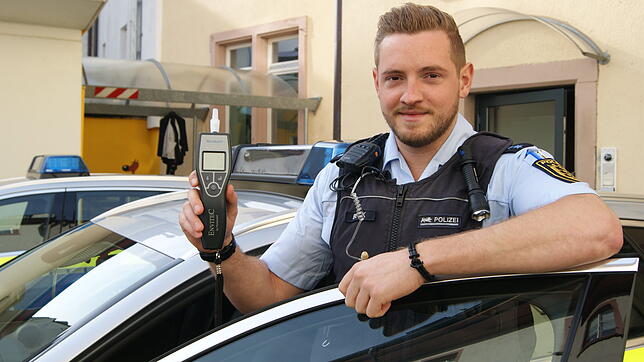Polizeiobermeister Daniel Beck weiß, auf was ein Polizist achten muss: "Typische Symptome sind geweitete Pupillen, Lidflattern oder ...