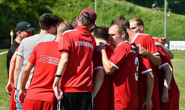 Bild 5: FC RW Weilheim rettet sich dank eines 11:2-Sieges gegen die Spvgg. Brennet-Öflingen &ndash; und wir haben Bilder!