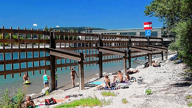 Wie im Süden: Der Sandstrand, bekannt als Nachtigallsttrand, bei Leibstadt am Stauwehr im Rhein.