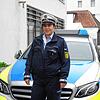 Julia Spengler vor dem Polizeirevier in Radolfzell. Sie ist Polizeihauptmeisterin und häufig im Streifendienst unterwegs.