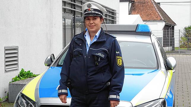 Julia Spengler vor dem Polizeirevier in Radolfzell. Sie ist Polizeihauptmeisterin und häufig im Streifendienst unterwegs.