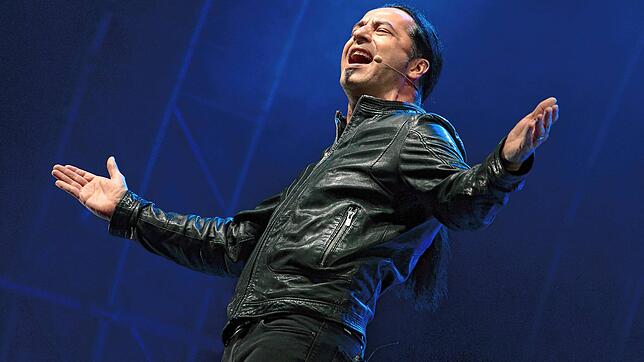 So kennt man ihn als Comedian: Bülent Ceylan bei seinem Auftritt auf der Bühne des Aacher Strandkorb Open-Air.