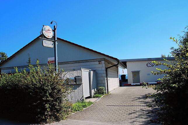 Das Vereinsheim des Eisenbahner Sport Vereins befindet sich in der Karl-Wolf-Straße 21 und momentan im Umbau.