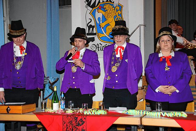 Singend gab der Katzenrat das diesjährige Fasnets-Motto bekannt. v.l. Andreas Strobel, Stefan Strobel, Armin Heim, Edith Weber.