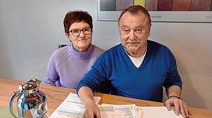 Das Ehepaar Gehrmann aus Allensbach an ihrem Küchentisch. Vor rund zwanzig Jahren haben sie Riester-Sparpläne bei ihrer Hausbank, der ...