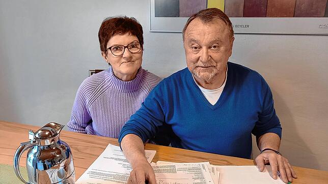 Das Ehepaar Gehrmann aus Allensbach an ihrem Küchentisch. Vor rund zwanzig Jahren haben sie Riester-Sparpläne bei ihrer Hausbank, der ...