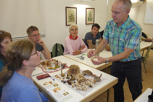 Theorie im Naturschutzzentrum Eriskirch: Im Pilzseminar erklärt Pilzprüfer Dieter Heinzler, worauf bei der Pilzbestimmung zu achten ist.