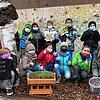 Die Kinder der Gögginger Grundschule freuten sich über das Vogelhaus. Damit sollen die Schüler an das Thema Klimaschutz herangeführt ...