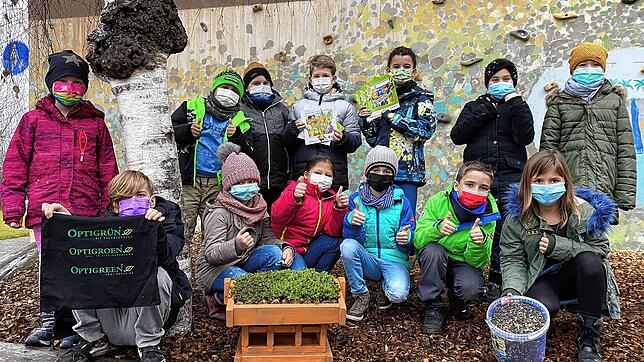Die Kinder der Gögginger Grundschule freuten sich über das Vogelhaus. Damit sollen die Schüler an das Thema Klimaschutz herangeführt ...