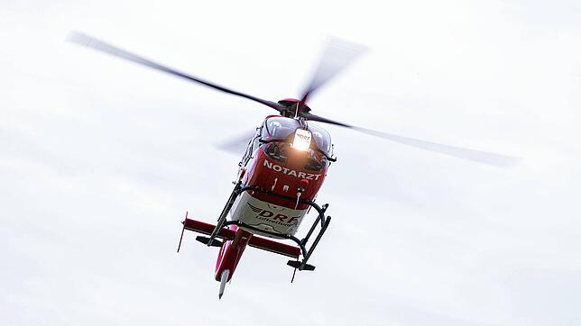 Mit einem Rettungshubschrauber der DRF Luftrettung (Beispielbild) musste ein 67-Jähriger vom Engener Stadtteil Neuhausen ins Krankenhaus ...