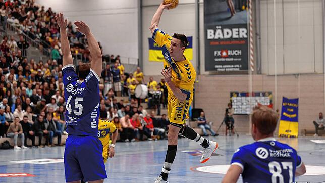 Nichts zu holen gab es für die HSG Konstanz (Lars Michelberger am Ball) gegen den HC Empor Rostock.