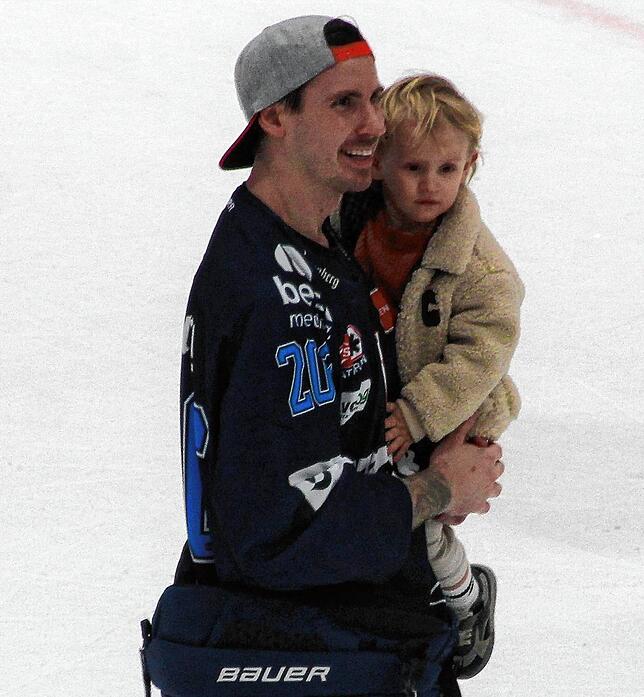 Wenn der Vater mit dem Sohne mal aufs Eis geht: Joacim Erkisson am 29. Januar 2023 mit seinem damals Dreijährigen auf dem Arm. Wenig ...