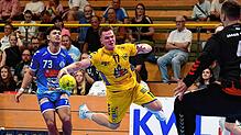 Raivis Gorbunovs (am Ball) von der HSG Konstanz, hier beim Hinspiel beim VfL Lübeck-Schwartau.