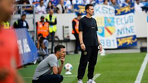 Karlsruhes Christian Eichner (l) gewann das Trainer-Duell mit Miroslav Klose.