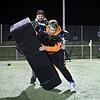 Mit ordentlich Schwung in das Polster: Beim Tackeln muss man sich richtig reinwerfen, schließlich soll im späteren Spiel mal ein Gegner ...