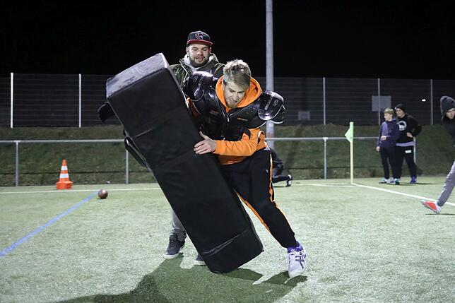 Mit ordentlich Schwung in das Polster: Beim Tackeln muss man sich richtig reinwerfen, schließlich soll im späteren Spiel mal ein Gegner ...