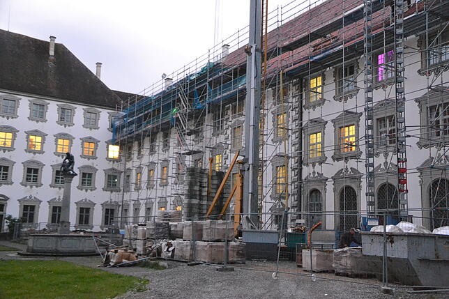 Zurzeit werden die Dächer des Konvents saniert.