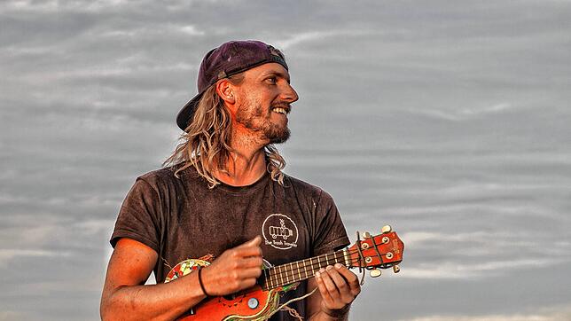 Ein Accessoire, das ihn auf seiner Reise immer begleitet: Andreas Noe und seine Ukulele.