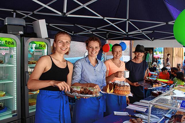 Ihre Kuchen und Torten fanden dankbare Abnehmer. Darüber freuten sich Margarita Weber, Liesa Wassmer, Antonia Ried und Sieglinde Hubov ...