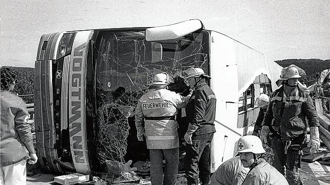 Ein mit Wanderern aus Hof besetzter Bus stürzte am 6. September 1992 auf die Leitplanke und wurde auf der Seite völlig aufgeschlitzt.