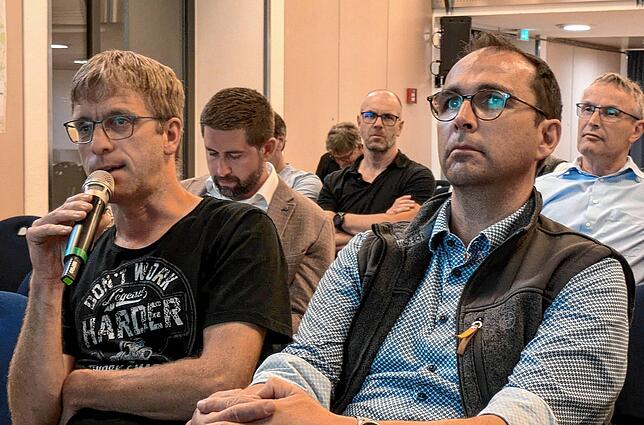 Markus Traber aus Mühlingen (links) hat Kritik für die gesetzlichen Vorgaben.