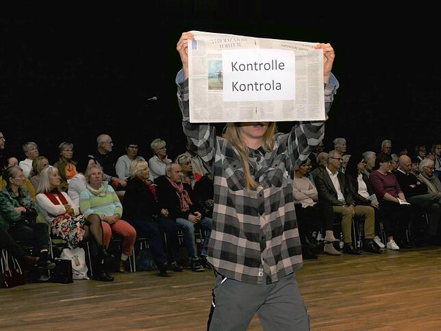 Um den Drachen mit seinen eigenen Waffen zu schlagen, wird er mit Begriffen wie Kontrolle gefüttert.