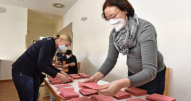 Briefwahlsortierung in der Bräunlinger Stadthalle.
