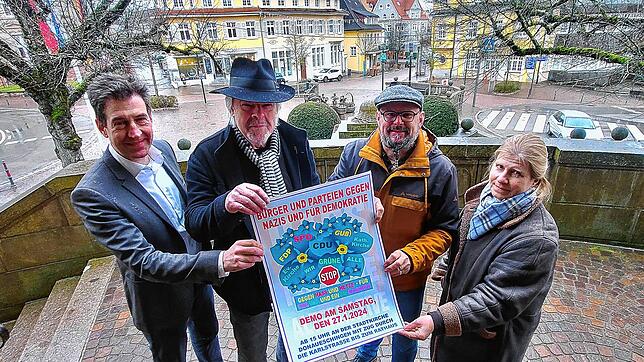 Aufruf in Donaueschingen zum Protest gegen Hass und Hetze: Die von Stadtrat Jens Reinbolz (SPD, Dritter von links) initiierte ...